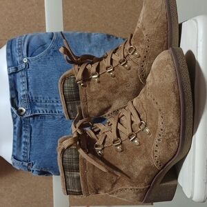 TOMMY HILFIGER WOMENS shoes size 8 medium in the color tan suade